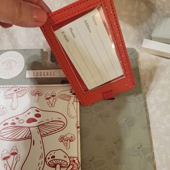 NEW MUSHROOM PASSPORT WALLET CASE +MATCHING LUGGAGE TAG TRAVEL INTERNATIONAL NWT - Picture 3 of 6